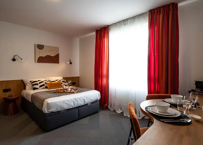 Elegant A Cote Du Parlement