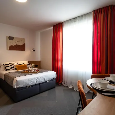 Elegant A Cote Du Parlement